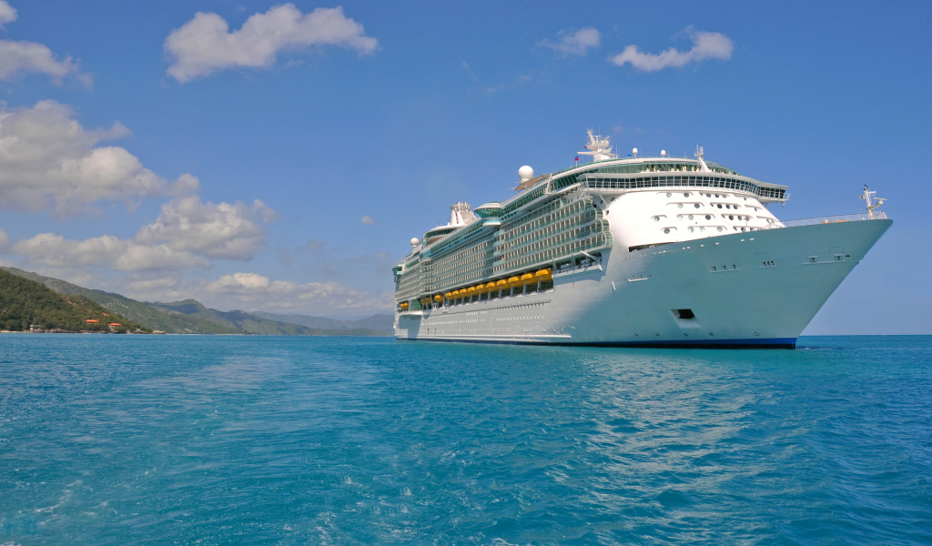 Белый круизный лайнер в голубой воде