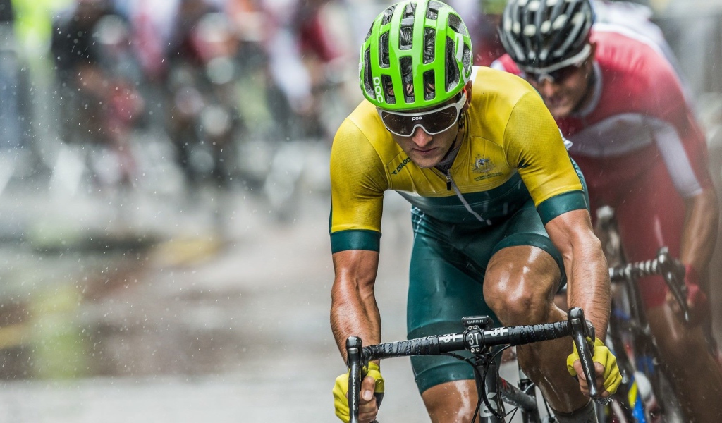 Велосипедисты на гонках под дождем