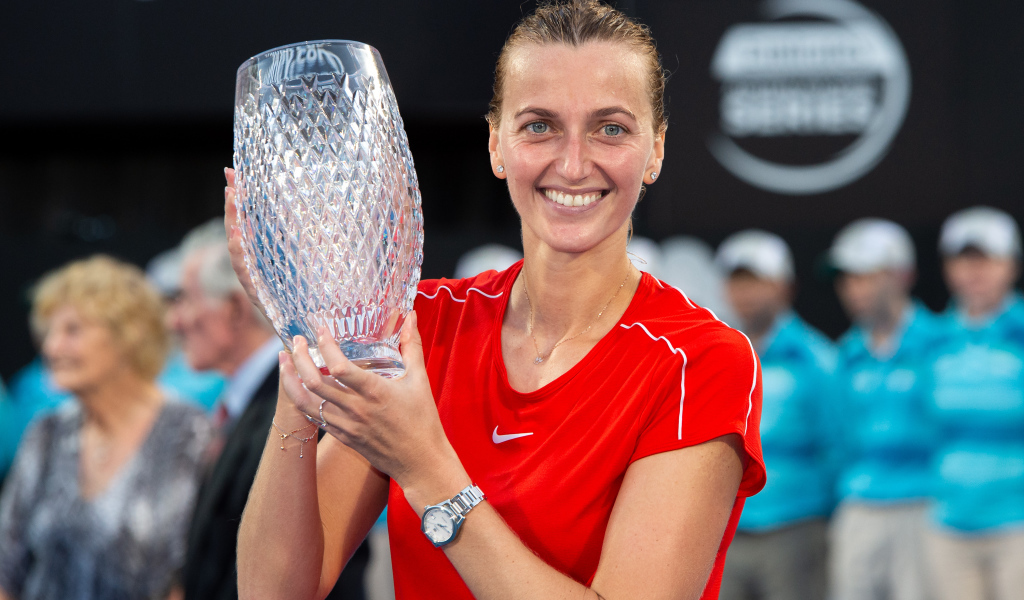 Чешская теннисистка Петра Квитова с кубком на корте