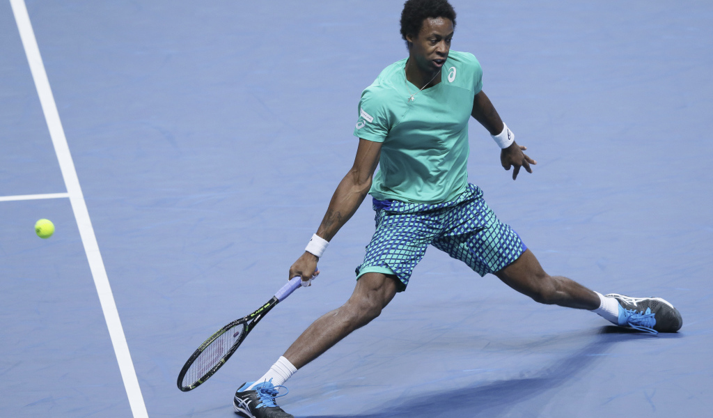 Французский теннисист Гаэль Монфис на корте с ракеткой