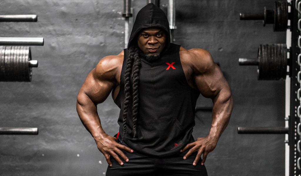 Профессиональный культурист Кай Грин в спортзале