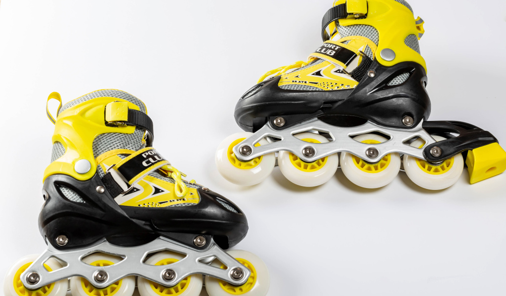 Роликовые коньки на сером фоне