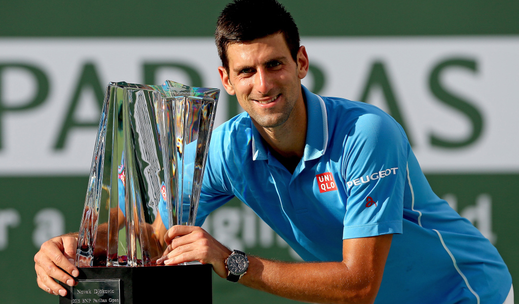 Сербский теннисист Новак Джокович с наградой