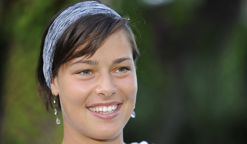 Улыбающаяся девушка, сербская теннисистка Ана Иванович