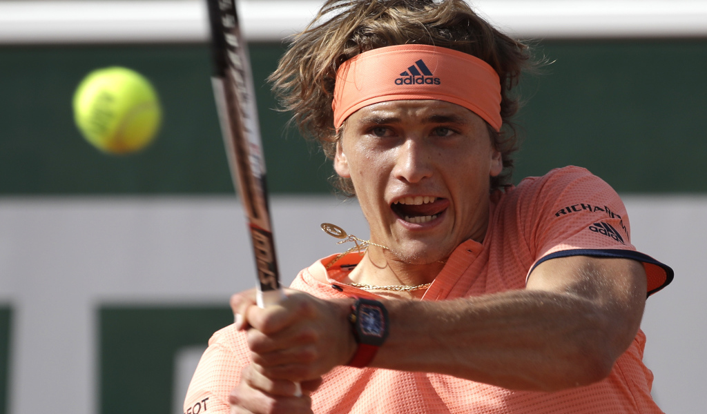 Теннисист Александр Зверев отбивает мяч ракеткой 