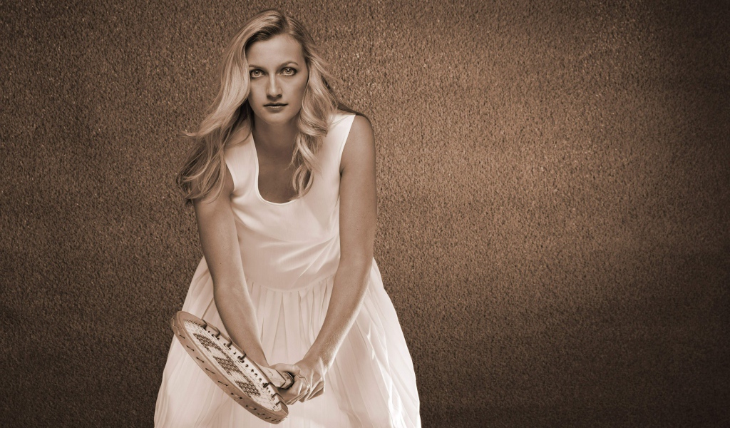 Теннисистка Петра Квитова в белом платье с ракеткой