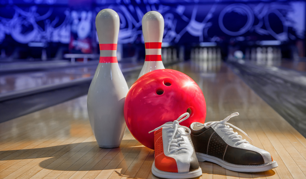 Две кегли, шар для боулинга и кеды