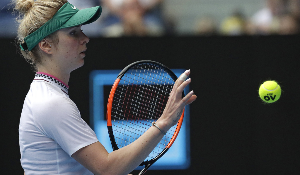 Украинская теннисистка Элина Свитолина на корте с ракеткой