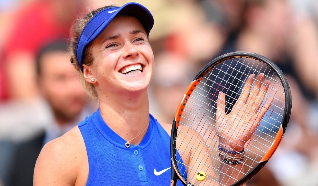 Украинская теннисистка Элина Свитолина улыбается на корте