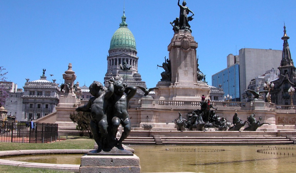 Памятники у дворца Национального конгресса в городе Буэнос-Айрес, Аргентина