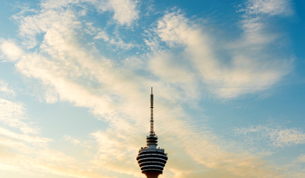 Телебашня Менара Куала-Лумпур на фоне неба, Малайзия