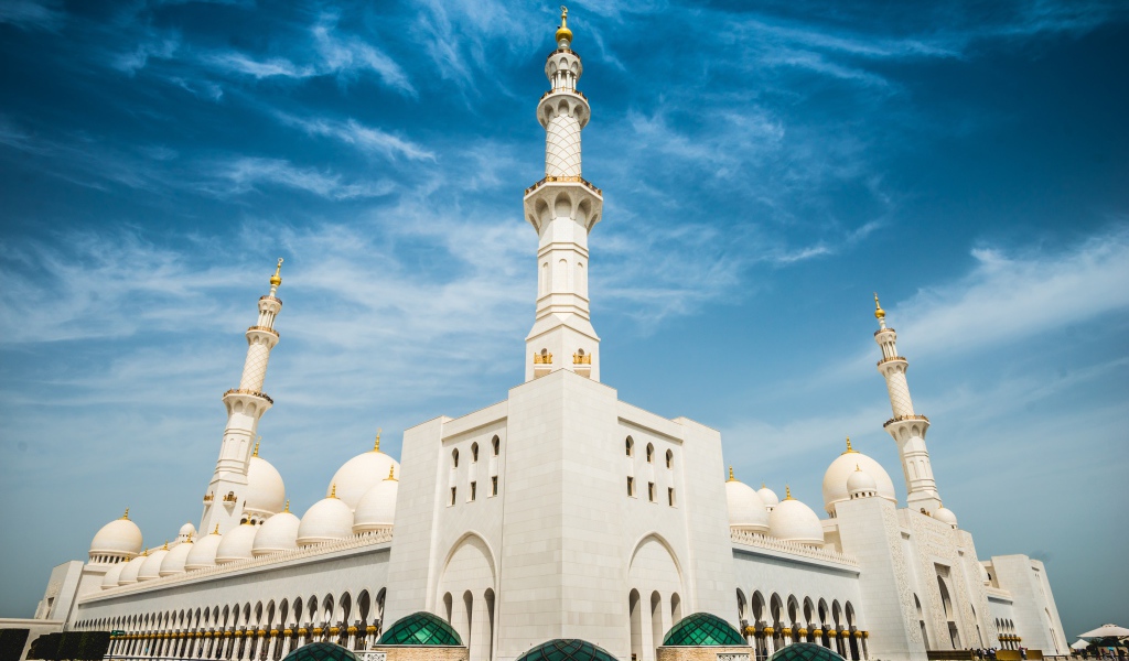 Белая мечеть под красивым голубым небом