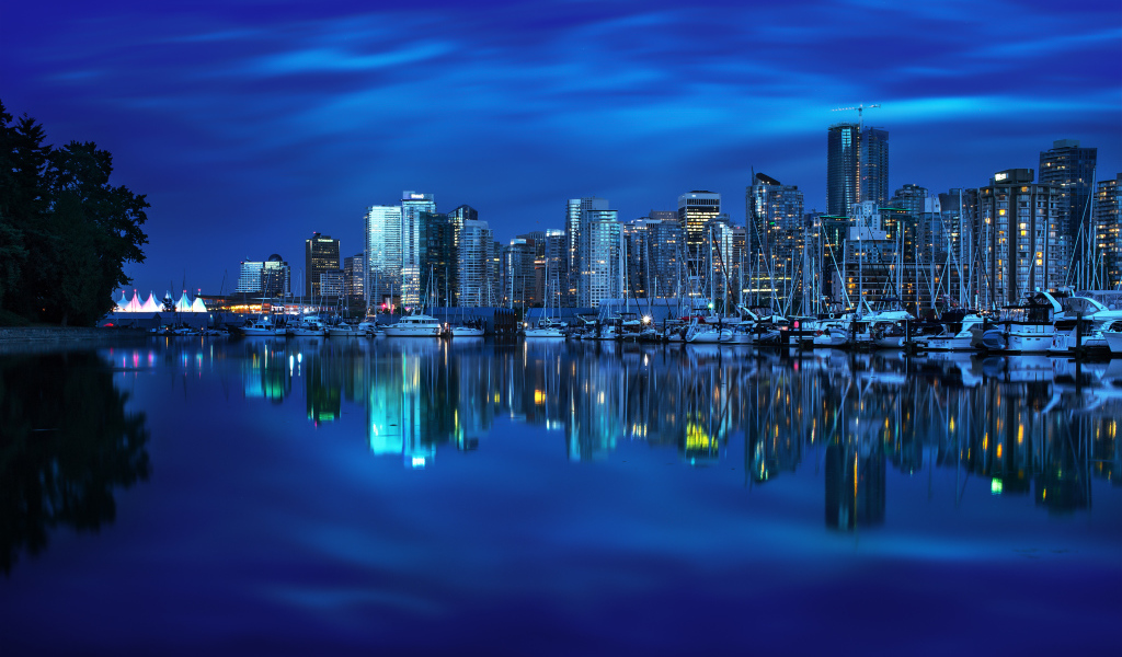 Ночные небоскребы Ванкувера отражаются в воде, Канада