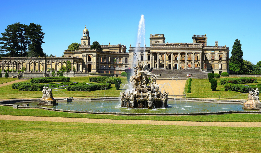 Фонтан возле особняка Витли Корт энд Гарденс, Англия