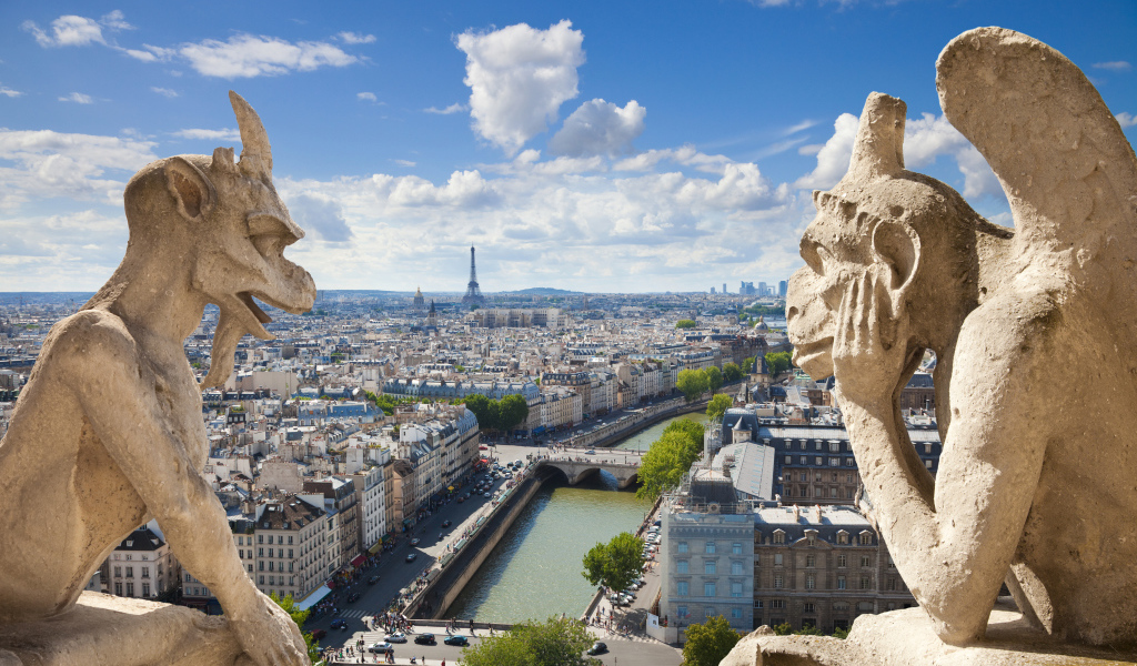 Горгульи на фасаде Нотр Дам де Пари. Франция