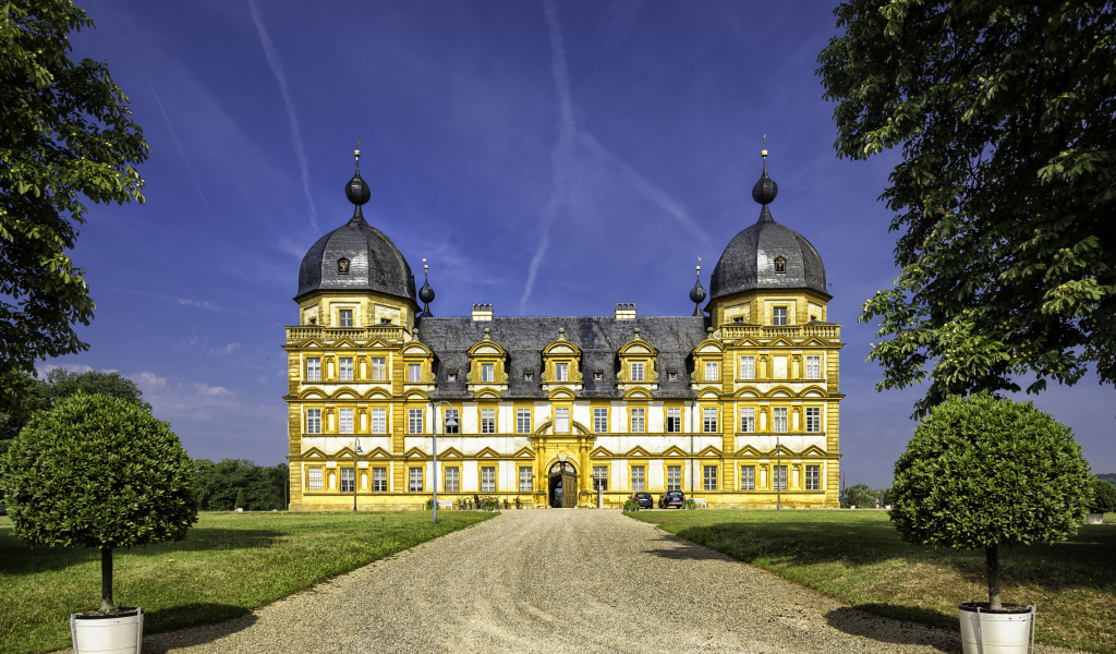 Замок Schloss Seehof под красивым голубым небом, Германия