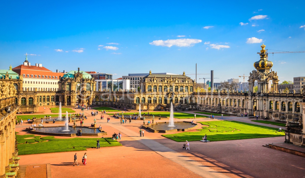 Вид на дворцово парковый комплекс Цвингер под голубым небом, Дрезден. Германия