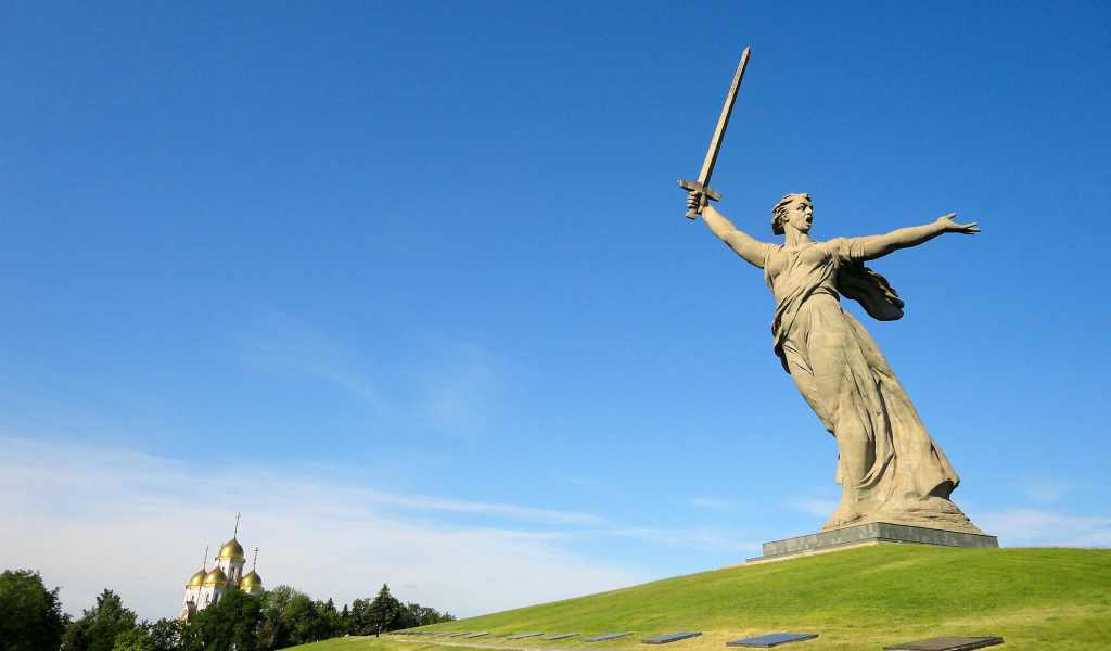 Памятник Родина мать под голубым небом, Мамаев курган, Волгоград. Россия