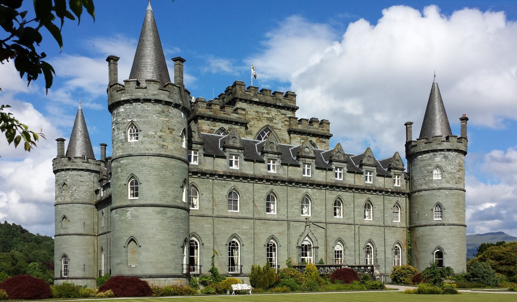 Серый старинный замок Инверари, Шотландия