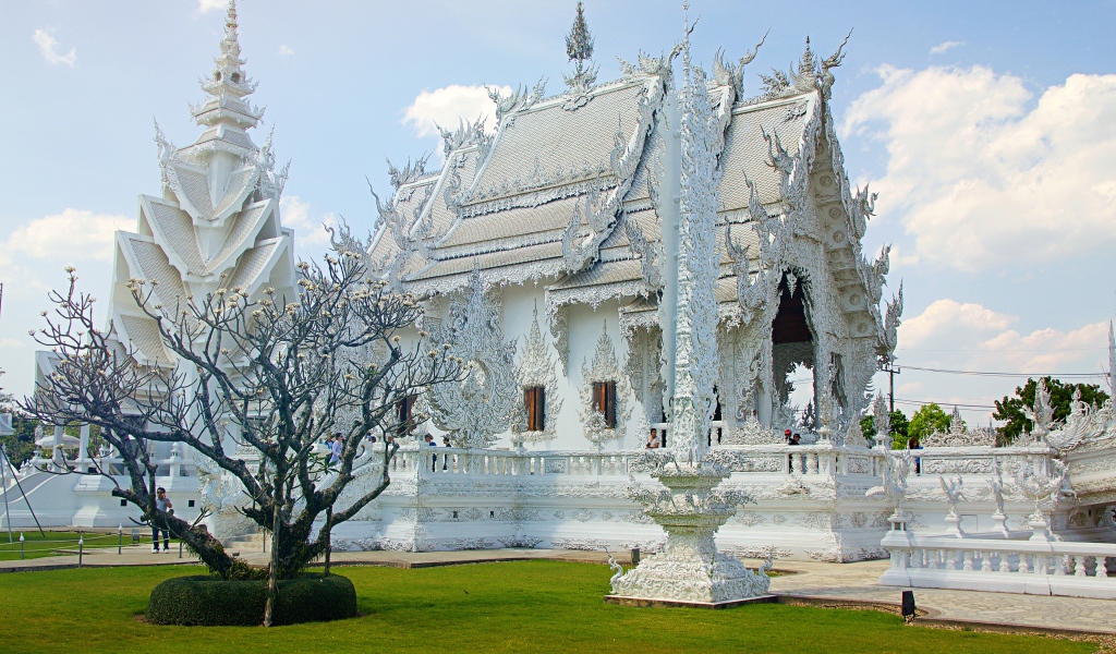 Красивый белый храм Ват Ронг Кхун,Чианграй. Таиланд