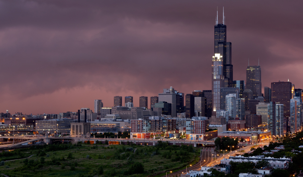 Вид на ночной Чикаго под пасмурным небом, США