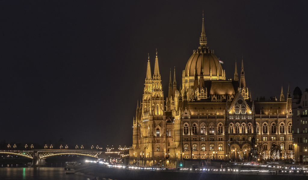 Дворец парламента у вода ночью, Будапешт. Венгрия