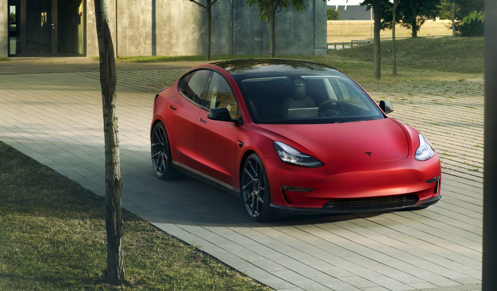 Красный автомобиль Novitec Tesla Model 3 2019 года 