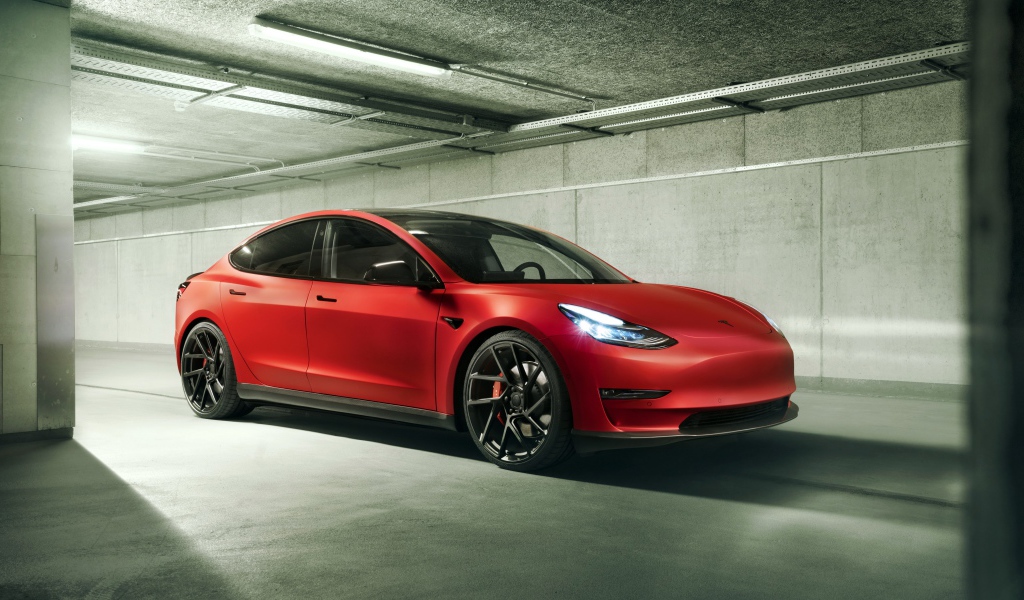 Красный автомобиль Tesla Model 3 2019 года 
