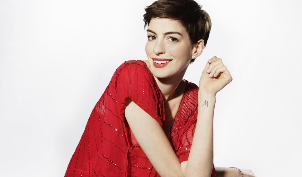 Актриса Энн Хэтэуэй в красном наряде с короткой стрижкой