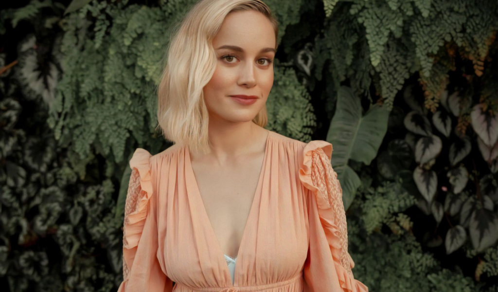 Актриса Бри Ларсон в  красивом розовом платье