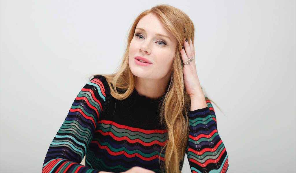 Актриса Брайс Даллас Ховард на сером фоне