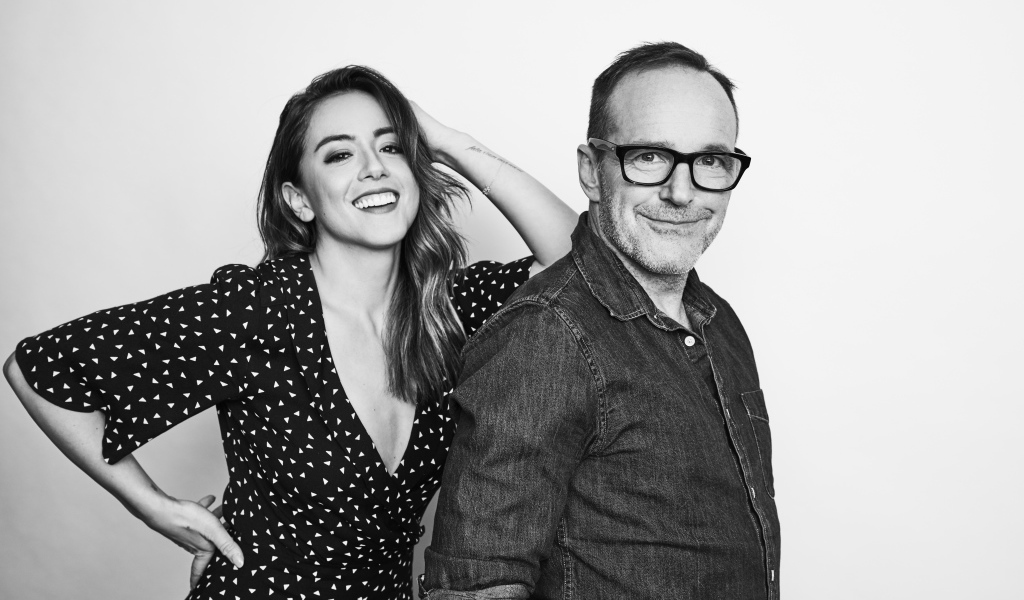 Актриса Хлоя Беннет и актер Кларк Грегг черно белое фото