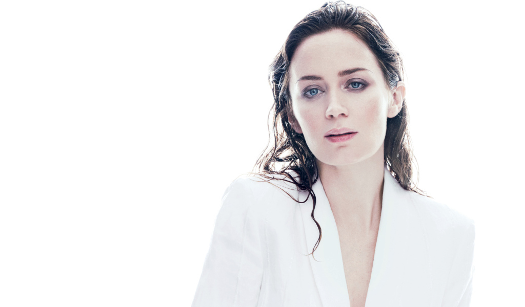 Актриса Эмили Блант с мокрыми волосами на белом фоне