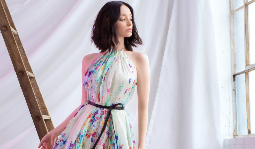 Актриса Эмма Дюмон в красивом платье у окна