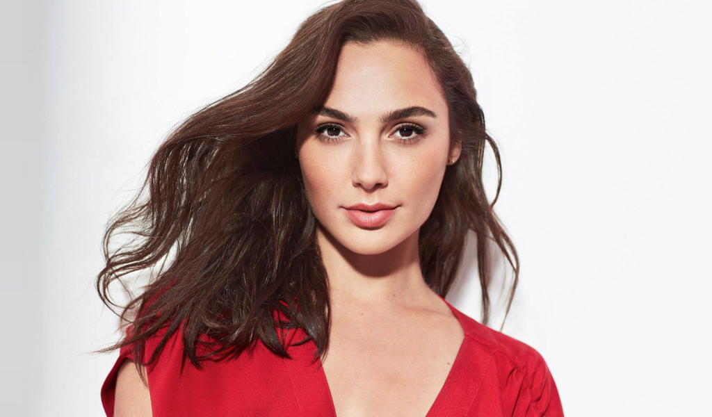 Актриса Галь Гадот в красном на белом фоне