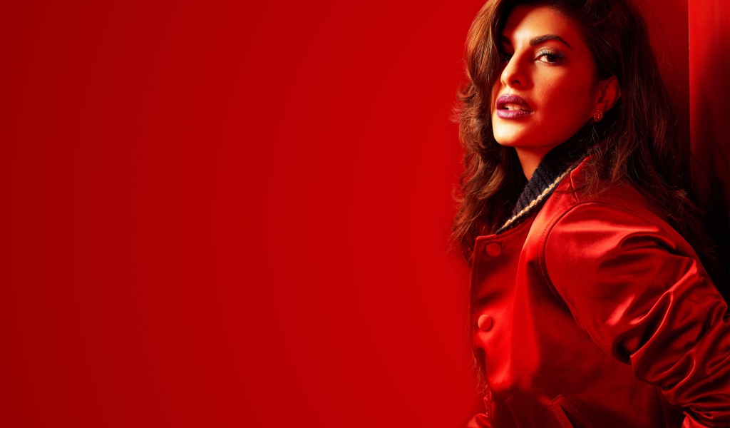 Актриса Жаклин Фернандес на красном фоне
