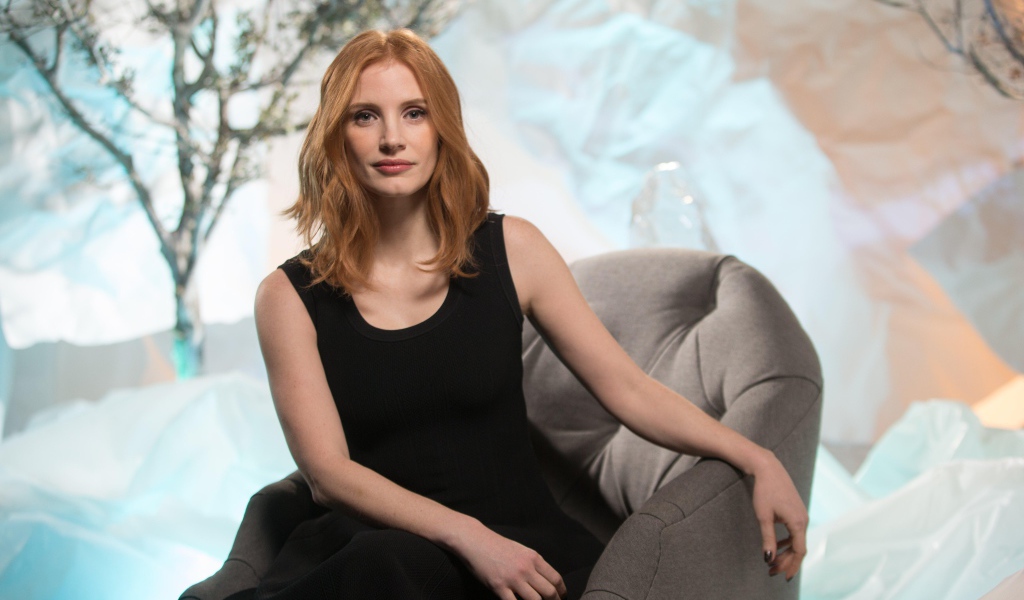 Актриса Джессика Честейн в кресле