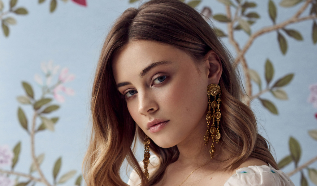 Актриса Джозефин Лэнгфорд с большими сережками в ушах