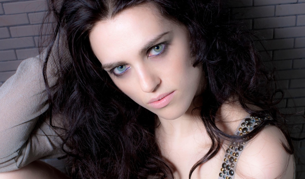 Актриса Кэти Макграт у стены крупным планом