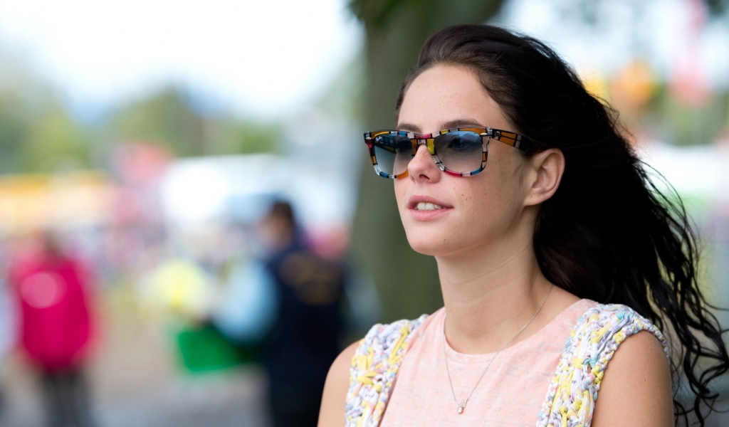 Актриса Кая Скоделарио в солнечных очках