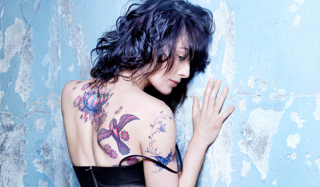 Актриса Лена Хиди с татуировками на теле у стены