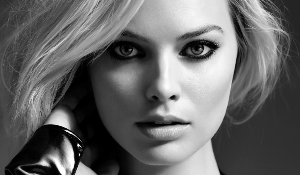 Актриса Марго Робби лицо крупным планом черно белое фото