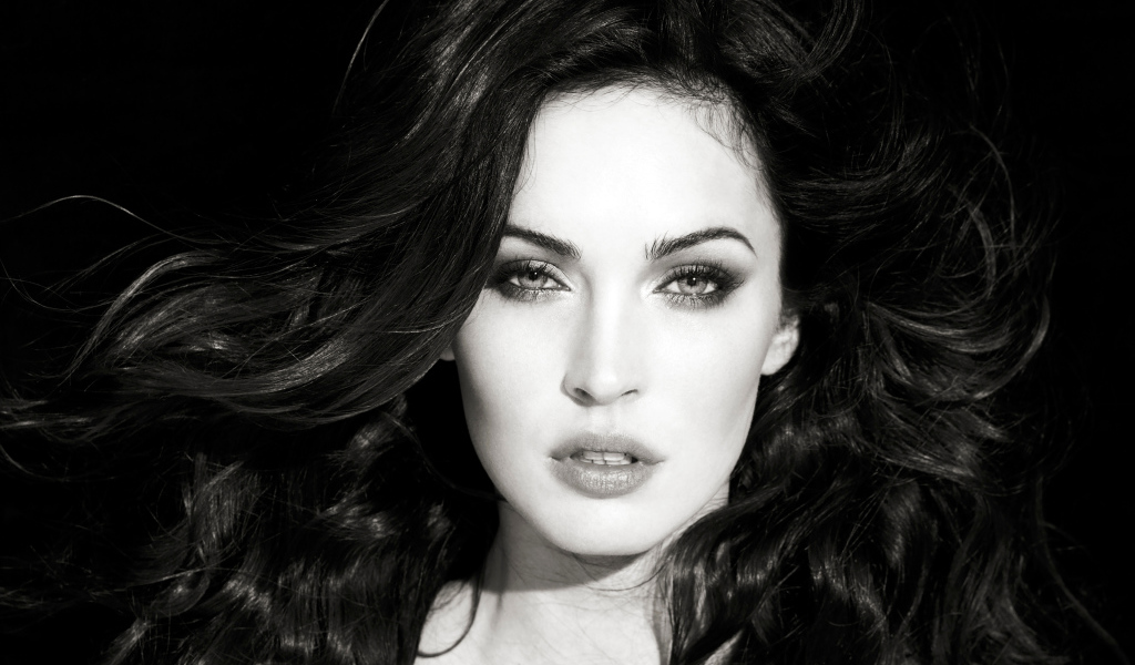 Актриса Меган Фокс черно белое фото крупным планом