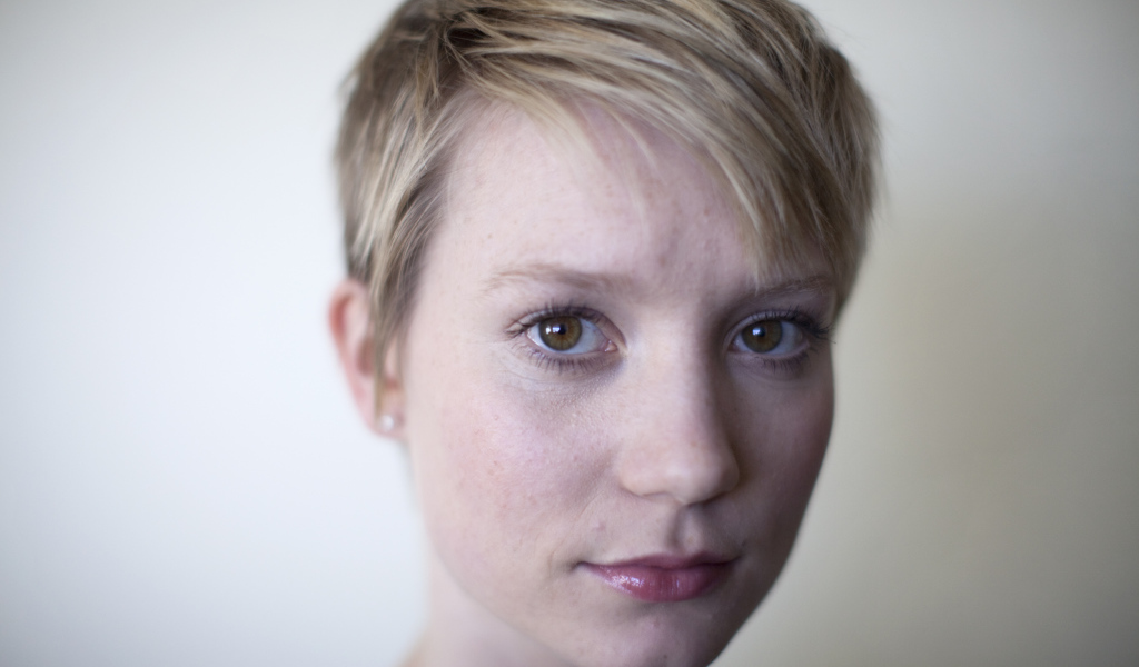 Актриса Миа Васиковска с короткой стрижкой