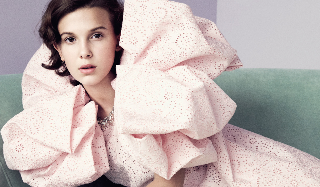 Актриса Милли Браун в розовом платье 