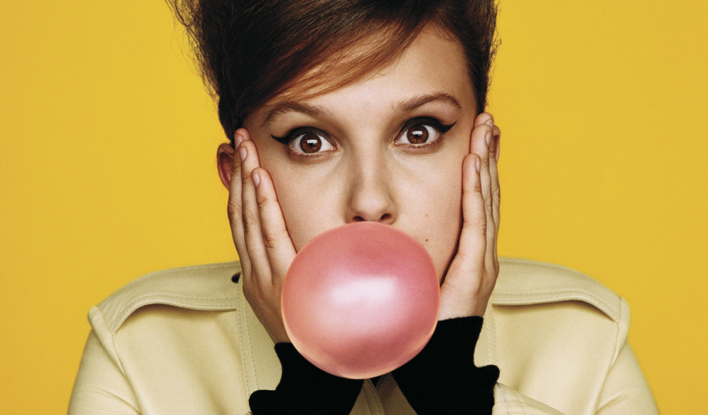 Актриса Милли Браун с жевательной резинкой во рту 