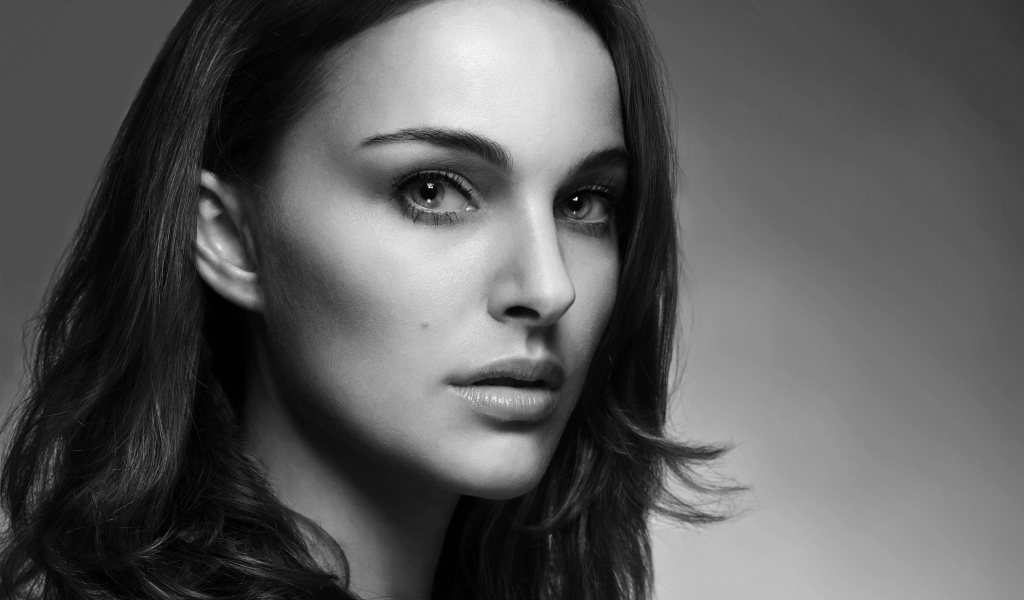 Актриса Натали Портман черно белое фото крупным планом