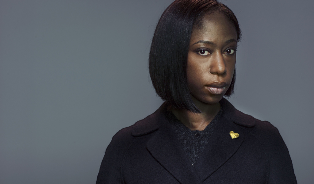 Актриса Никки Амука-Бёрд на сером фоне