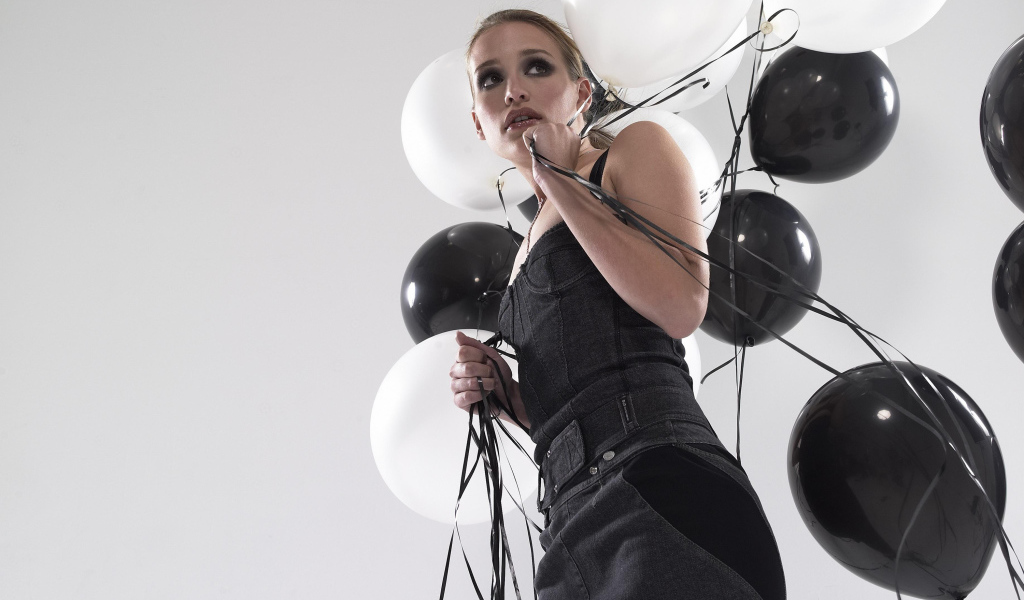  Актриса Пайпер Перабо с воздушными шарами