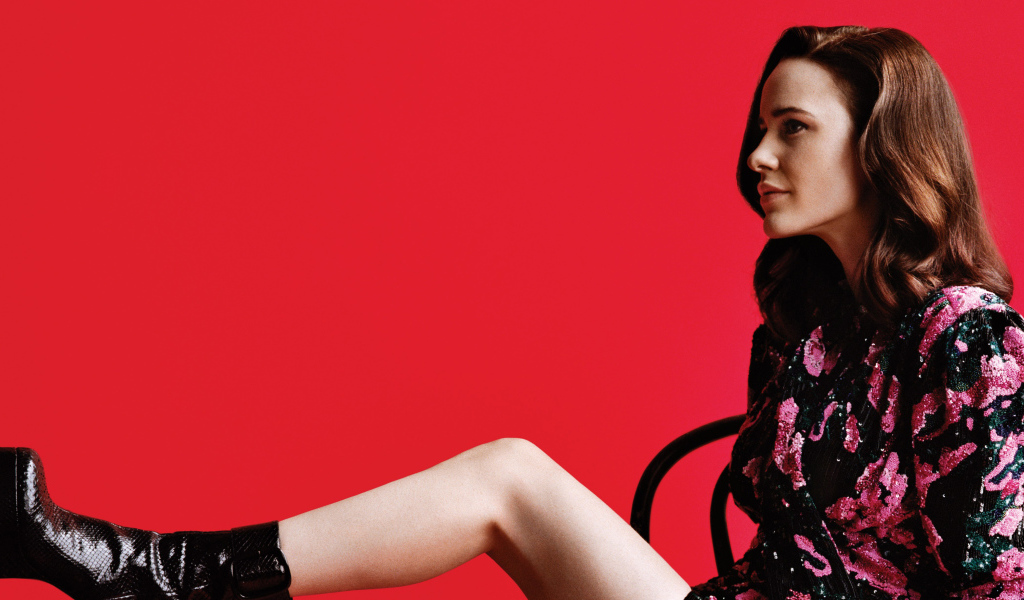 Актриса Рэйчел Броснахэн на красном фоне